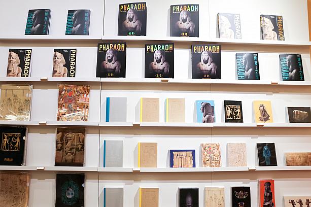 特別展の内容を1冊にまとめたスペシャルブック1850元や展覧ガイド本350元。写真とテキスト(中国語)でいつでも造詣を深めることができそう！