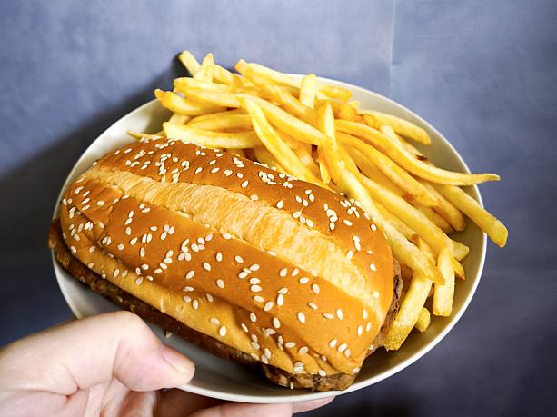 これは、牛肉または鶏肉のパティに「金黄酥脆薯餅(ハッシュポテト)」を挟み、特製黒胡椒ソースで仕上げた人気商品です。毎年春節シーズンに期間限定で販売され、縁起物として「招財」をテーマにしています。