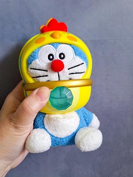 中のキャラクターを手持ちのぬいぐるみに付け替えたらかわいさ倍増！というので、ナビの家にあったドラえもんのぬいぐるみにしてみたら、サイズ間違っていて、かわいそうなことに……笑