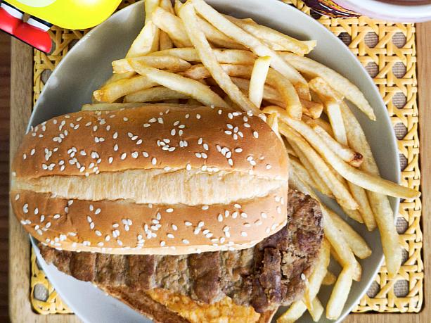 これ、いつものバーガーよりお腹いっぱいになるので。年に一度のお楽しみとして食べているんです！ただ、黒コショウソースがスパイシー＆生玉ねぎは水にさらしていないので刺激が強いため、いつもこのふたつを抜いてもらいます。笑 だから写真がいまいちおいしいそうに見えないんですが、これにケチャップを入れておいしくいただいています。おこちゃま舌でごめんなさい！