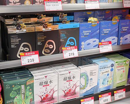 まず目についたのがドラッグストア「COSMED(康是美)」の店頭に並んでいた商品。いろんなフェイスマスクや台湾や香港などアジア圏でのみ(？)販売しているめぐリズム(ヨモギ・陳皮)の中にまぎれて……