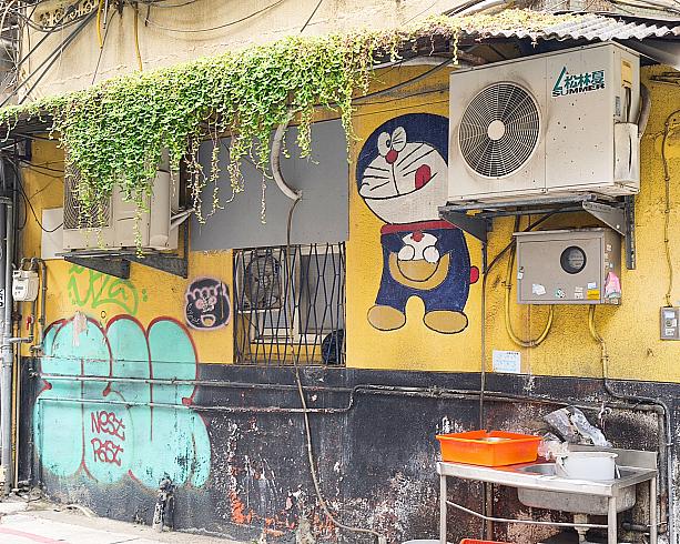 そのまままっすぐ永康街を歩いていたら、ドラえもんとホルモンベイベーに遭遇！どちらもなんだかほっこり系～♡♡♡