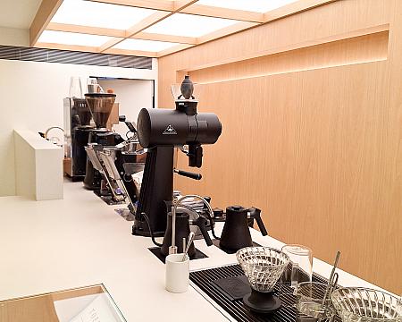 金華街の交差点にあるのは「TERRY OOLONG ROASTER」。どうみてもコーヒーを提供していそうなのに、お茶を提供しているんです！