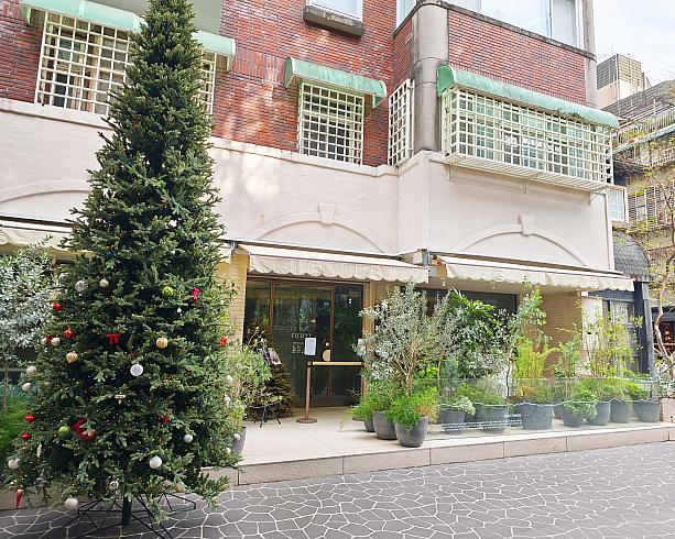 永康公園の脇にあった茶藝館は閉店して、「rooTi」という名の地中海料理レストランが誕生。低GI食品がいただける健康志向のレストランで、コース料理が1280元～とちょっとお高め。(この日は1月も末でしたが、まだクリスマスツリーが健在なのは台湾らしい笑)