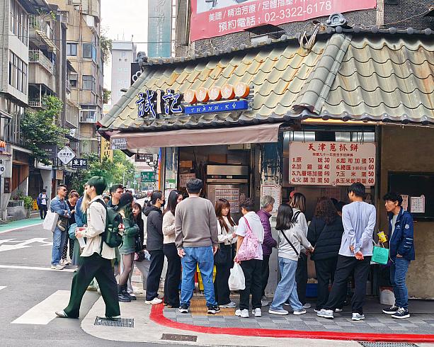 さらに南へ進むと人だかり！！！おなじみ「天津蔥抓餅」の行列です。みなさんの中にもここのネギ餅の大ファン♡って人も多いのではないでしょうか？今日は長い列にひるんで退散……。