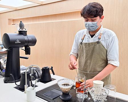 金華街の交差点にあるのは「TERRY OOLONG ROASTER」。どうみてもコーヒーを提供していそうなのに、お茶を提供しているんです！