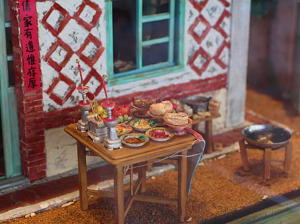 見てみて～！「拜拜(バイバイ)」の日の様子です。旧暦1日と15日になると、街角でもこうしてお供え物をしている風景に出合うことがあるのではないでしょうか？1羽丸ごとの鶏、リンゴに蜜棗、ソーセージ「香腸(シャンチャン)」も！