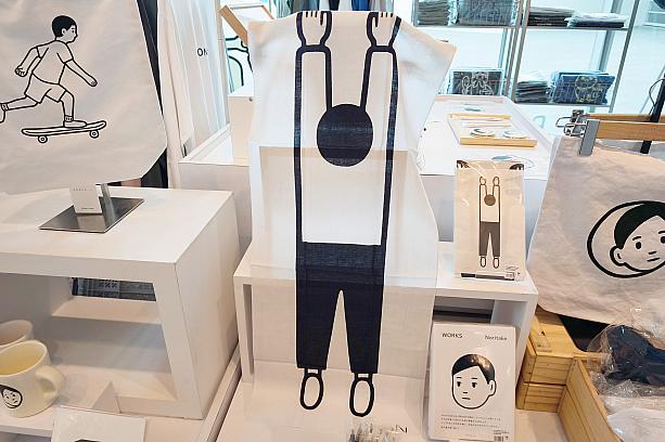 お店の人に「いつまでやってますかー？」と訊ねたら、「もう終わるのよ」ですと。なぬー、ズコーッ！！！この中央の人みたいな気持ちになったナビ。(イラストの人はただぶら下がっている？だけかもしれません)