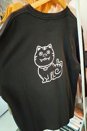 キャップやTシャツに描かれているのは「虎爺」です。「土地公」ほか主神を足下から支え守る神様。