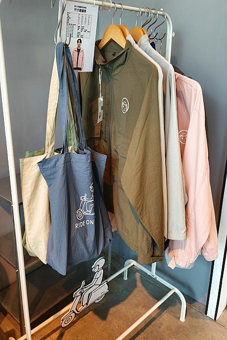 バイク走行中に着たいナイロンジャケットもあります。もちろん、暑い台湾でもOKなUVカット仕様♪