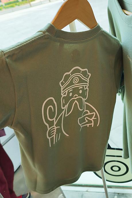 各地域の土地を守る「土地公」と呼ばれる神様がバックプリントされたTシャツ。これはキッズ用ですが、大人用もあり。