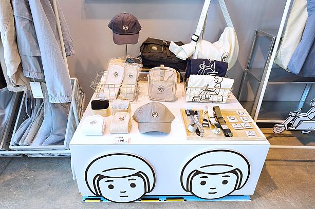 バイク文化を象徴するヘルメット！ソックス、バッグ、ピンズなど。