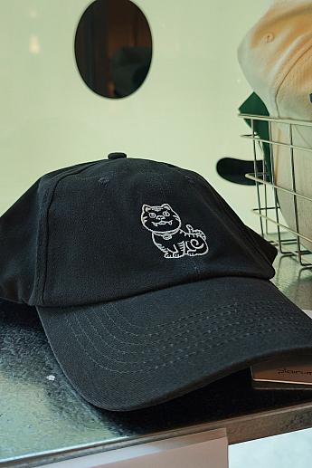 キャップやTシャツに描かれているのは「虎爺」です。「土地公」ほか主神を足下から支え守る神様。