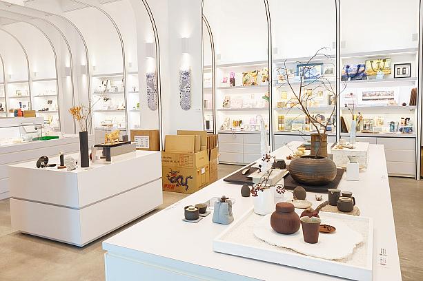 台湾のアートグッズを販売するそのショップの一画に、ポップアップストアはありました。Noritakeさんと台湾のアパレルブランド「plain-me」のコラボ商品がずらり。