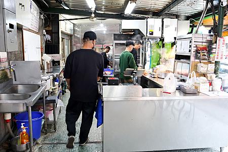 スタッフはテキパキと作業しつつも、丁寧対応の感じのいい人ばかりです。推しポイントの1つ！