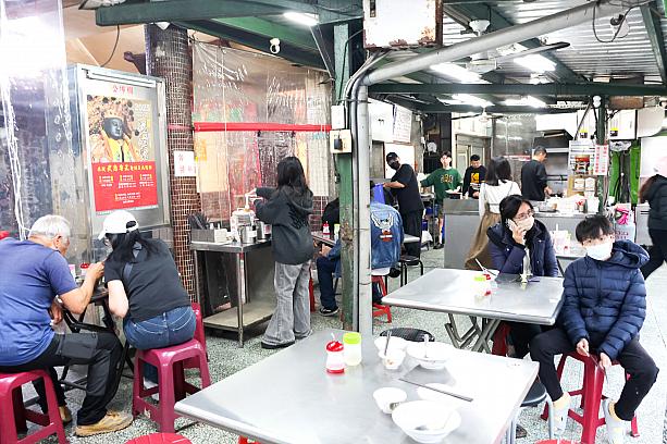 雰囲気も台南っぽ～い♪半分アウトドアな解放感のあるイートインスペースです。