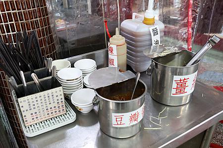 タレはショップの奥にある棚からセルフで用意してくださいね。醬油膏は大盛りにしても、絶対切らせないぞ！という強い信念を持っていそうなビックサイズ！