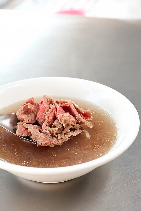 数ある台南名物の中でも、牛肉湯(牛肉スープ)は外せないメニューの1つ。ナビも台南を訪れるたびにいろいろ食べ歩いています。