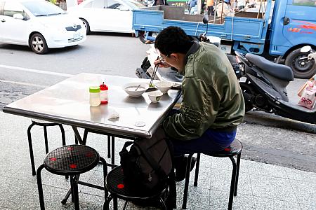 台湾らしいバイク＆車ビューが堪能できるテーブルでいただきましょう！