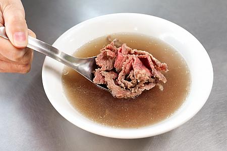 テーブルに置かれている料理酒(米酒)とお酢はお任せで牛肉湯に合わせてください。周りのテーブルを観察してみると、みんな料理酒とお酢を少し足して自分好みの味にカスタマイズしていましたよ！