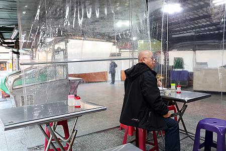 ビニールの壁(？)の向こうは室内席かな、と思ったら廟でした。お線香の香りも漂ってきて、より一層台湾気分を高めてくれます。