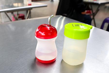 テーブルに置かれている料理酒(米酒)とお酢はお任せで牛肉湯に合わせてください。周りのテーブルを観察してみると、みんな料理酒とお酢を少し足して自分好みの味にカスタマイズしていましたよ！