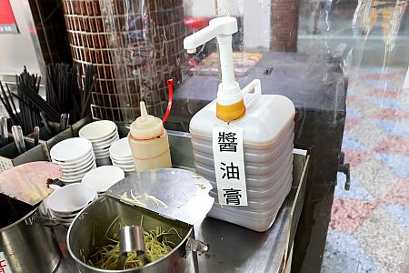 タレはショップの奥にある棚からセルフで用意してくださいね。醬油膏は大盛りにしても、絶対切らせないぞ！という強い信念を持っていそうなビックサイズ！