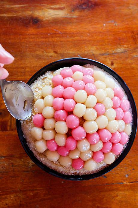 人気の「隱藏版湯圓冰」55元をいただきましょう！見てのとおり紅白の小粒なお団子「小湯圓」がトッピングされたかき氷です。