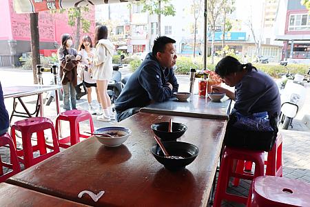 でもでも、周りを見渡すと食べている人はあまりいなかった……？どうやら地元の人は「粉圓愛玉檸檬蜜」65元を食べてるみたい！！！そっちもおいしそ～♡