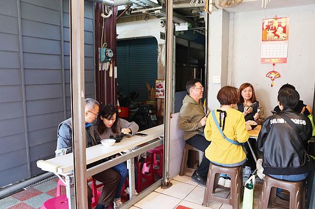 しばらく観察してると、観光客らしき人は「隱藏版湯圓冰」をオーダーしてる率高し。グループなら1つずつ頼んでシェアするのもいいですよね。