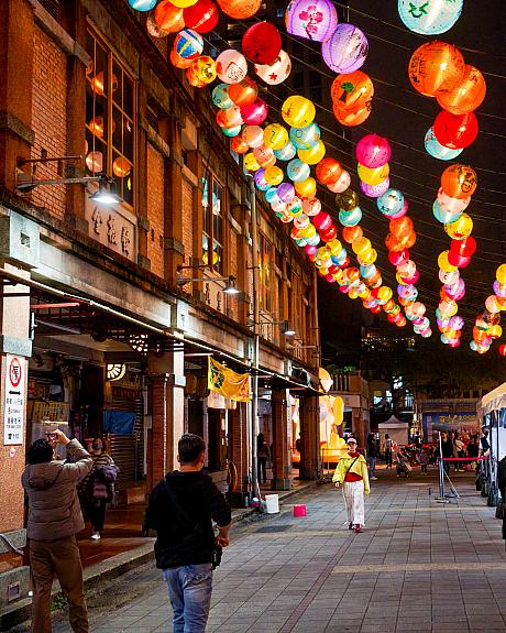 永楽市場」前と言えば、台北の子供たちが描いた提灯が飾られているのもいい雰囲気なんですよね！