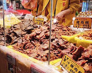 屋台で売っているのは長期休暇となる春節を過ごす時にふと食べたくなるものが多いんです。ナッツ系、裂きイカ系、肉乾系などなど……！