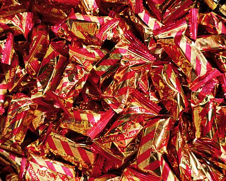 地元民が大好きというピーナッツ菓子はこれ！いる分だけ袋に入れての量り売りできるお店で見つけました！ピーナッツ菓子を探している人は試してみて～！