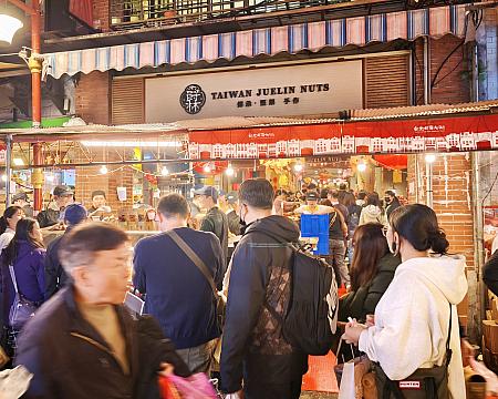 普段も割と人気ですが、年貨大街にあると俄然すごい熱気に包まれるのが「爵林」！ナッツのお菓子、おいしいし、その場で作っているから香りですごく誘惑されるんですよね。わかるわ～！ちなみに支店が多くあるので、じっくり商品を見たい方はそちらで買うのがいいかもしれません！ほんと、人が多いの～！