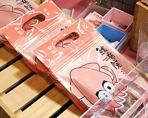 試食したらイカがジューシーでおいしい！しかも海鮮だから日本へ持って帰ることも可能！持って帰り方を丁寧に教えてくれるのも助かります。ちなみに焼きたてをその場で袋に入れてくれるので、冷めるまでは封をせず口を開けておいてね～と言われました！