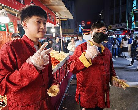 「迪化街年貨大街」のためにバイトしているのかな？と思うスタッフが多いのですが、みんな試食を勧めてくるのがお上手！