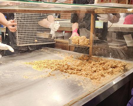 普段も割と人気ですが、年貨大街にあると俄然すごい熱気に包まれるのが「爵林」！ナッツのお菓子、おいしいし、その場で作っているから香りですごく誘惑されるんですよね。わかるわ～！ちなみに支店が多くあるので、じっくり商品を見たい方はそちらで買うのがいいかもしれません！ほんと、人が多いの～！