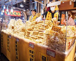 屋台で売っているのは長期休暇となる春節を過ごす時にふと食べたくなるものが多いんです。ナッツ系、裂きイカ系、肉乾系などなど……！