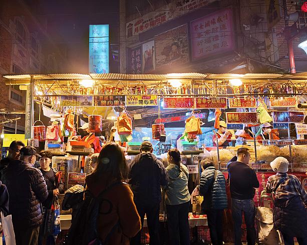 高台にして、売っているナッツなどを量り売りするお店は春節感満々♡