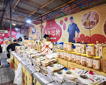 ナビの記憶が正しければ、第一銀行の前には例年飴ちゃんを売っていたと思うのですが、今年は台南・玉井にある蕎麦の観光工場のお店が入っていました！以前買って気に入っていたので、春節と全然と関係ないけれどそば茶とお菓子をゲット！嬉しい～！