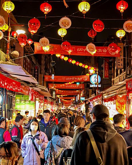 「迪化街」は普段夕方までの営業というお店が多いのですが、「年貨大街」はお店の前に屋台が出て、21時くらいまで営業しています。さながら年に一度だけの特別夜市みたいな雰囲気でワクワクしちゃいますよ！