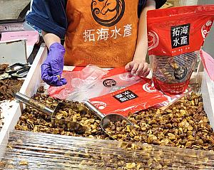 屋台で売っているのは長期休暇となる春節を過ごす時にふと食べたくなるものが多いんです。ナッツ系、裂きイカ系、肉乾系などなど……！