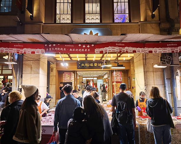 以前ご紹介したアディダスの前にも屋台が出ていますね～！