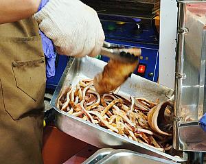 試食したらイカがジューシーでおいしい！しかも海鮮だから日本へ持って帰ることも可能！持って帰り方を丁寧に教えてくれるのも助かります。ちなみに焼きたてをその場で袋に入れてくれるので、冷めるまでは封をせず口を開けておいてね～と言われました！