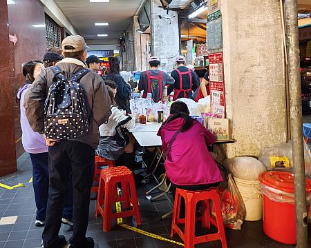 警察も守ってくれているから安心！その前では人気肉まん店「妙口四神湯肉包」もこの時期だけ21時まで営業しています！