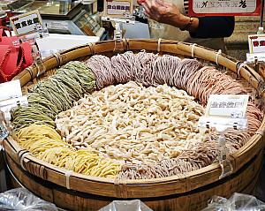 春節によく食べる火鍋の〆のためかな？ラーメンも売られていました！