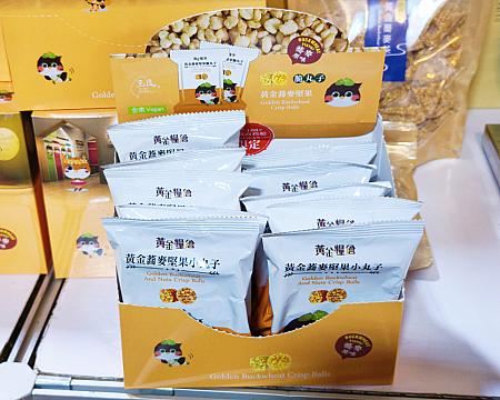 ナビの記憶が正しければ、第一銀行の前には例年飴ちゃんを売っていたと思うのですが、今年は台南・玉井にある蕎麦の観光工場のお店が入っていました！以前買って気に入っていたので、春節と全然と関係ないけれどそば茶とお菓子をゲット！嬉しい～！