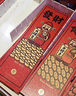 ユーモラスな春聯グッズを売るお店は毎年見かけるのですが、ここ本当にかわいいし笑えるし大好き！