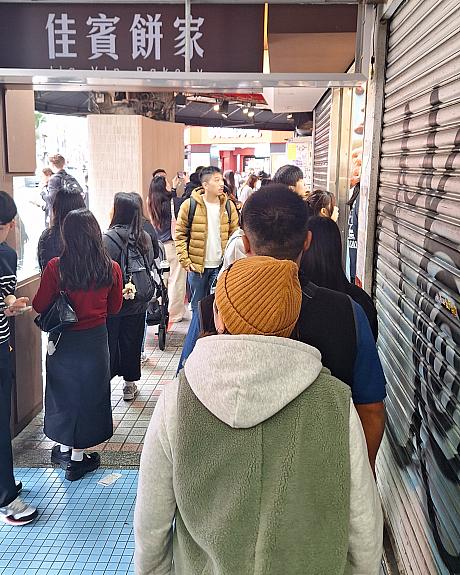 列もそれほど長くないし、いざ並んでみます！