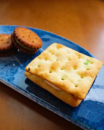 昨年、ナビママが一口食べて恋に落ちた「佳賓餅家」の「小圓牛軋餅」と「香蔥牛軋餅」。